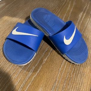 Kids Nike slides size 11 toddler (GUC).  Blue & Silver